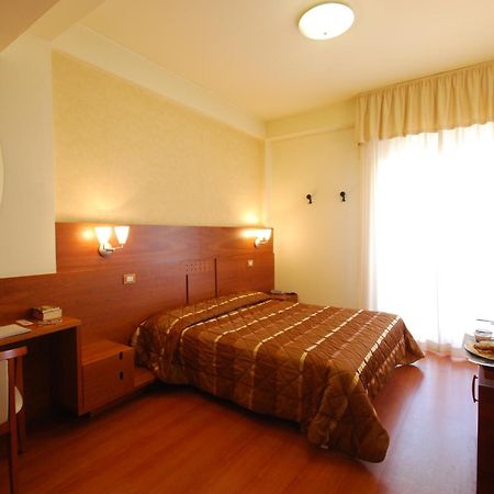 Hotel Gala Pesaro Esterno foto