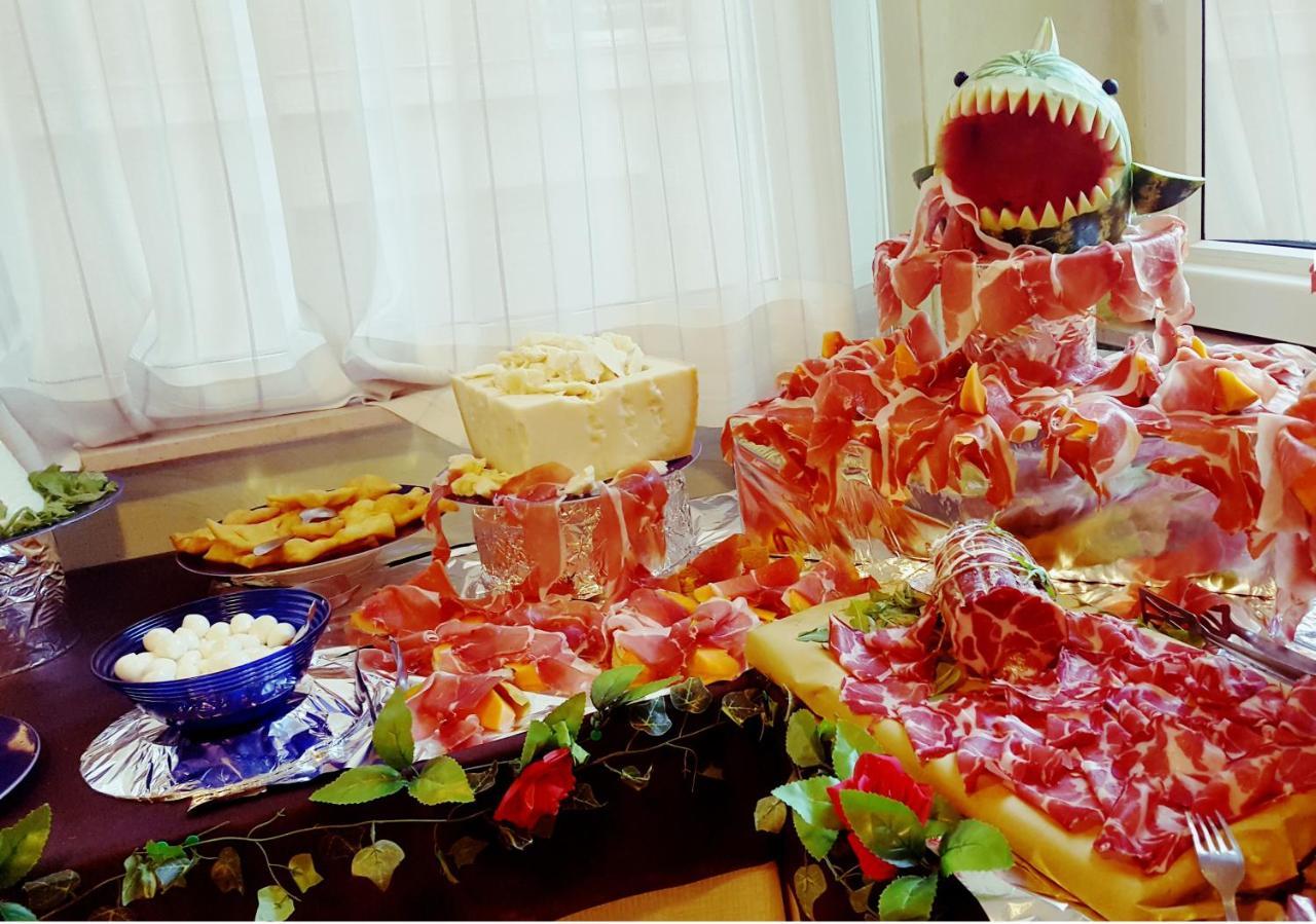 Hotel Gala Pesaro Esterno foto
