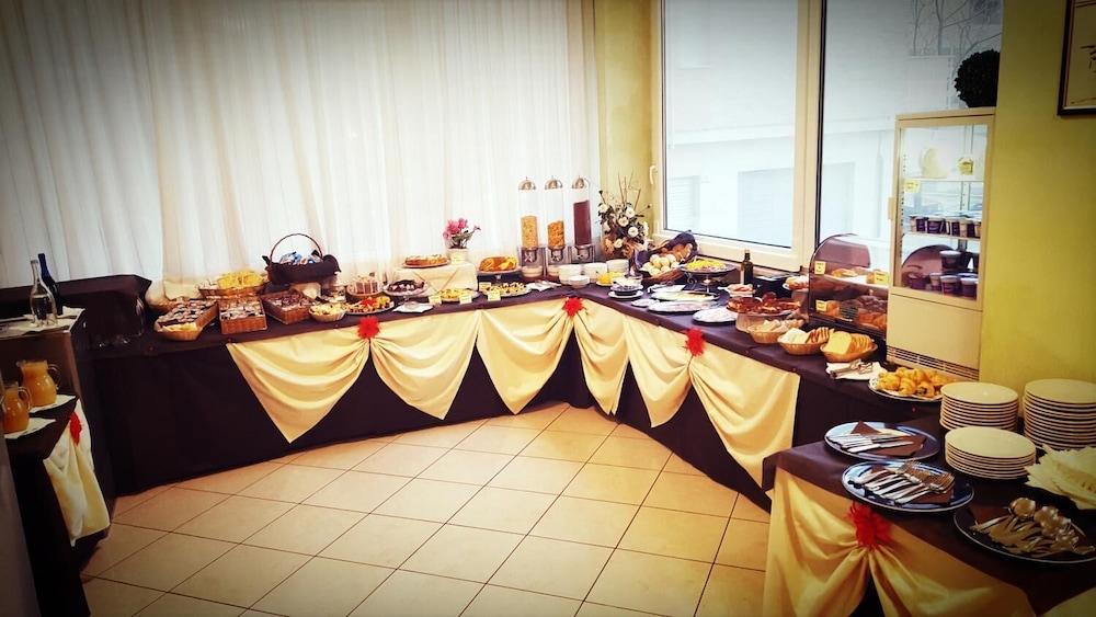 Hotel Gala Pesaro Esterno foto