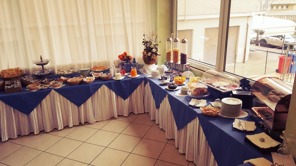 Hotel Gala Pesaro Esterno foto