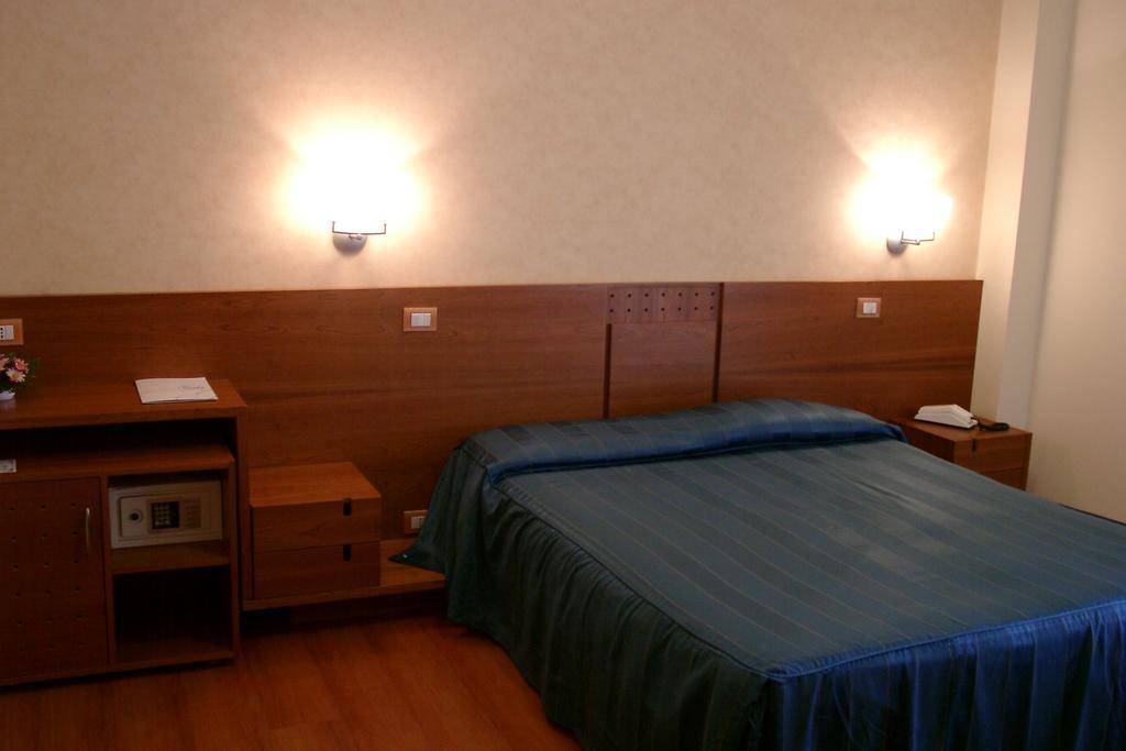 Hotel Gala Pesaro Esterno foto