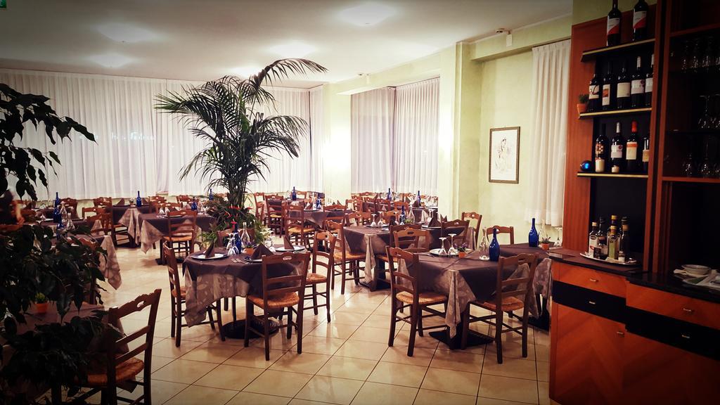 Hotel Gala Pesaro Esterno foto